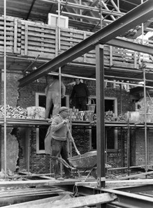 841643 Afbeelding van bouwvakkers op de steiger tijdens de restauratie / verbouwing van het pand Pieterskerkhof 16-17 ...